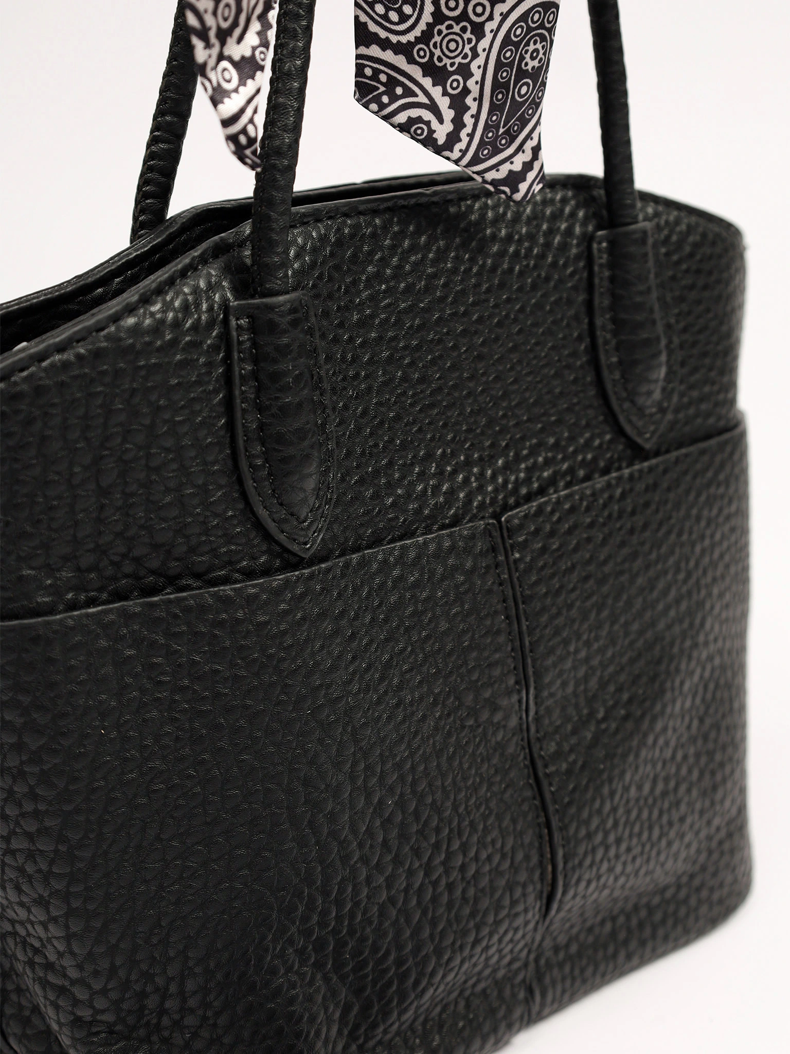 Сумка-тоут с округлыми ручками и декоративным платком в ассортименте